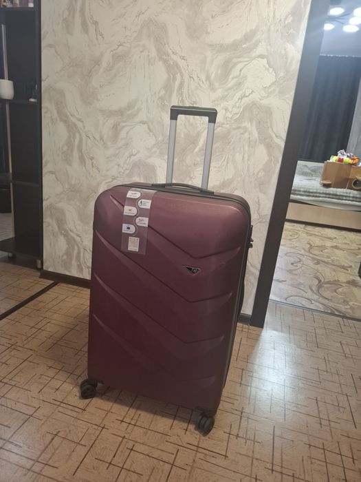 Продам новый чемодан