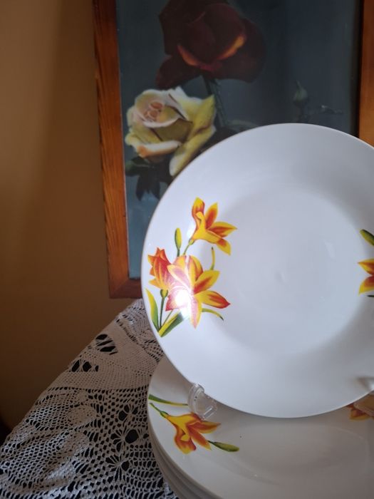 Десертни чинии с флорални мотиви