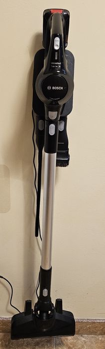 Aspirator vertical cu acumulator