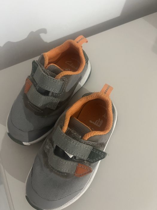 Adodasi Clarks marimea 22