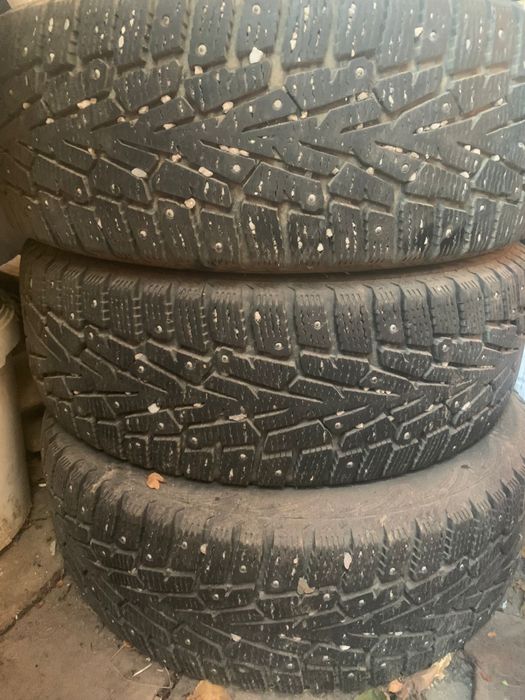Продам комплект зимние шипованные