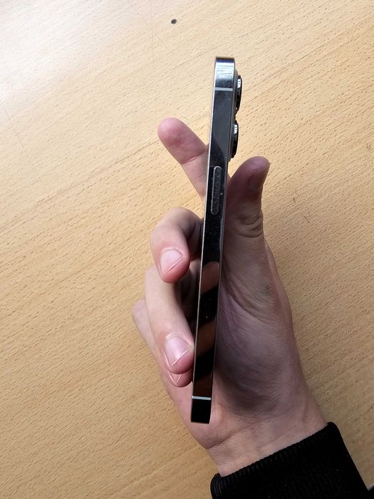 Iphone 13 pro с дребни дефекти