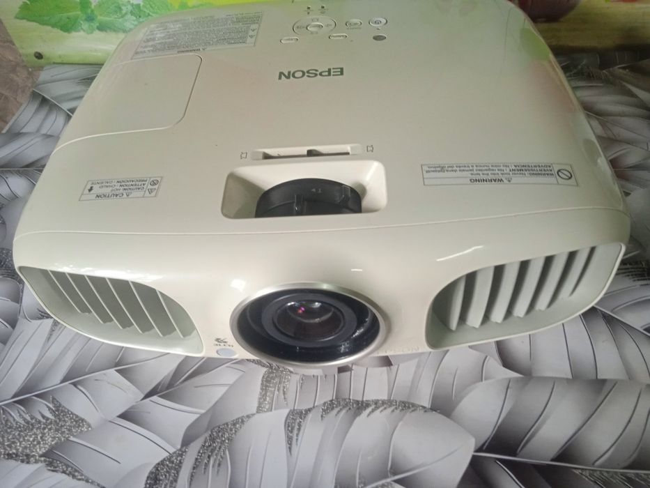 Продам проектор EPSON модель Home Cinema  3010