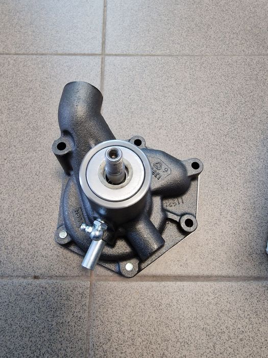 Pompa apa tractor fiat 411.415 pe original preț 650 lei se poate trimi
