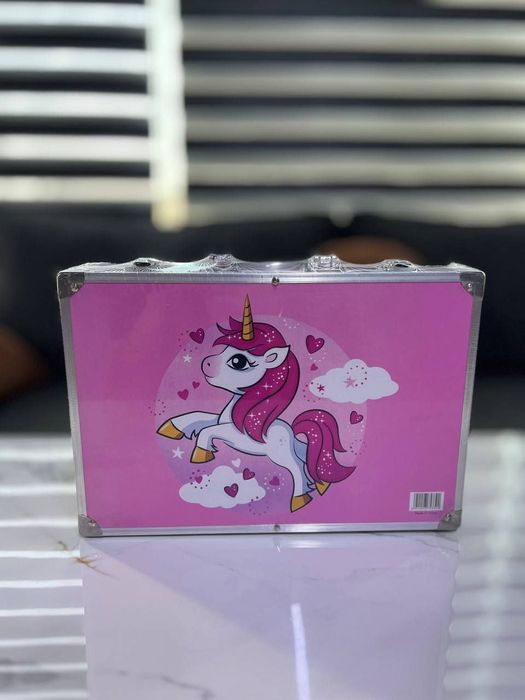 Nabor dlya risovaniaya . Boyoq nabor