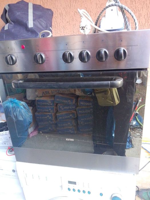 Vând cuptor electric cu plita ceramica