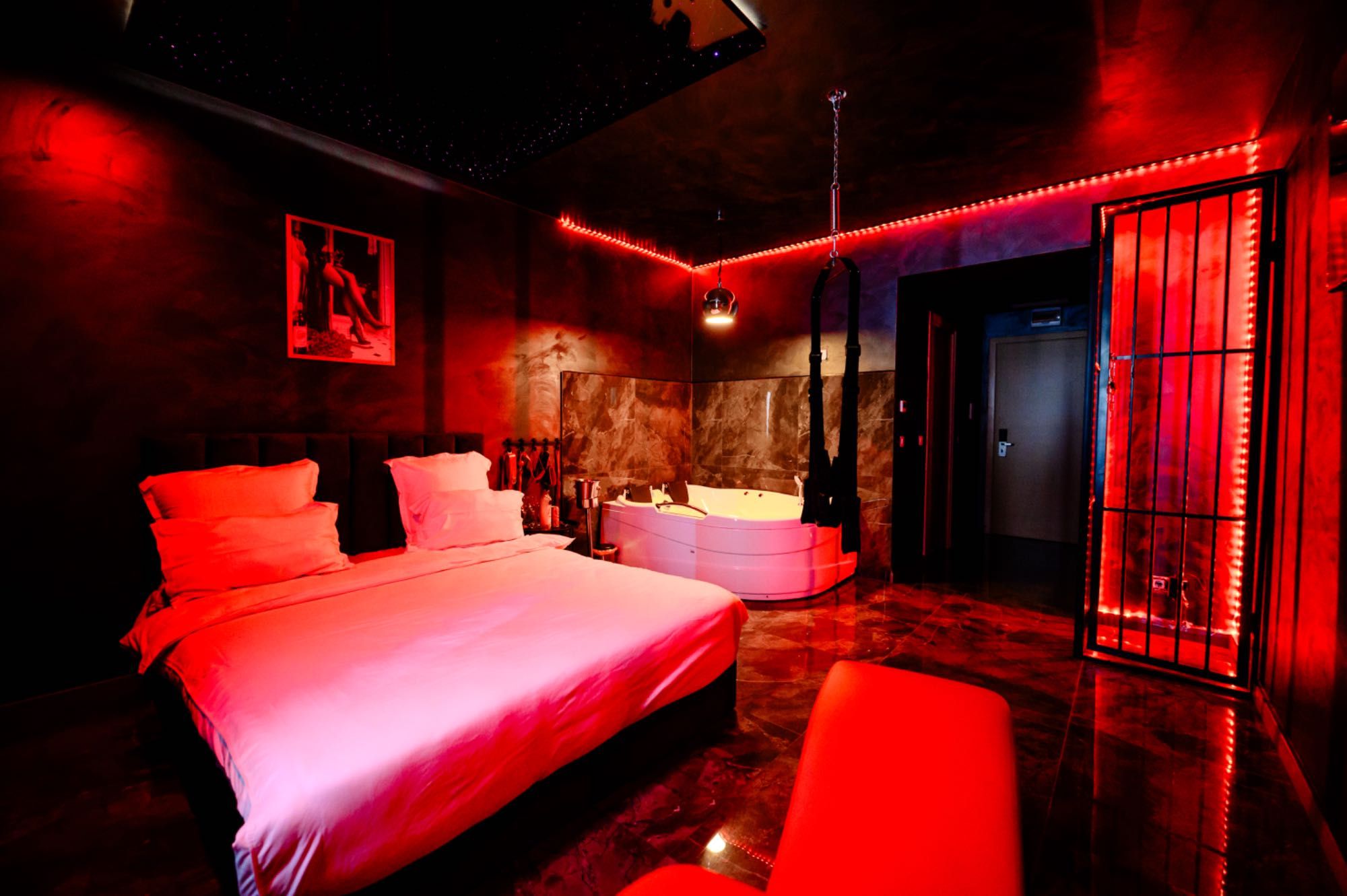 DISCRET-RED ROOM-Regim hotelier-BDSM-Apartament Jacuzzi