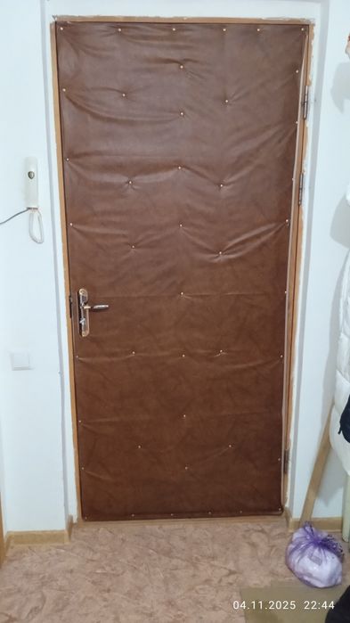 Продам входную деревянную дверь