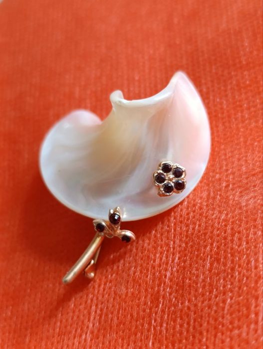 Брошь СССР ( позолота перламутр )