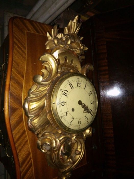 Antic ceas de perete in stilul Rococo din lemn sculptat și foita,bătăi