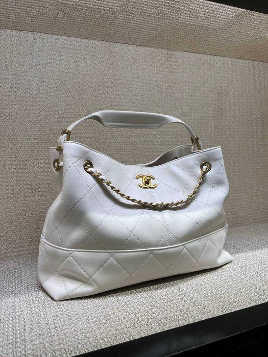 Новая сумочка Chanel - из лондонского бутика!