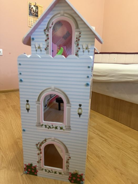 Дървена къща за кукли