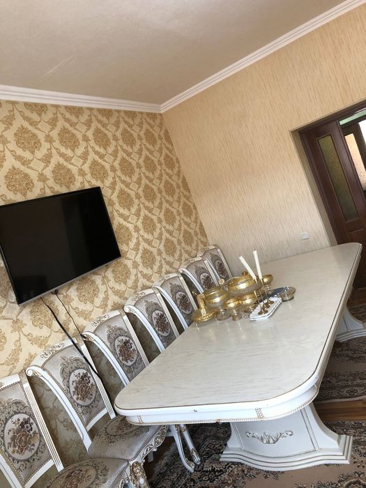 Стол большой со стульями