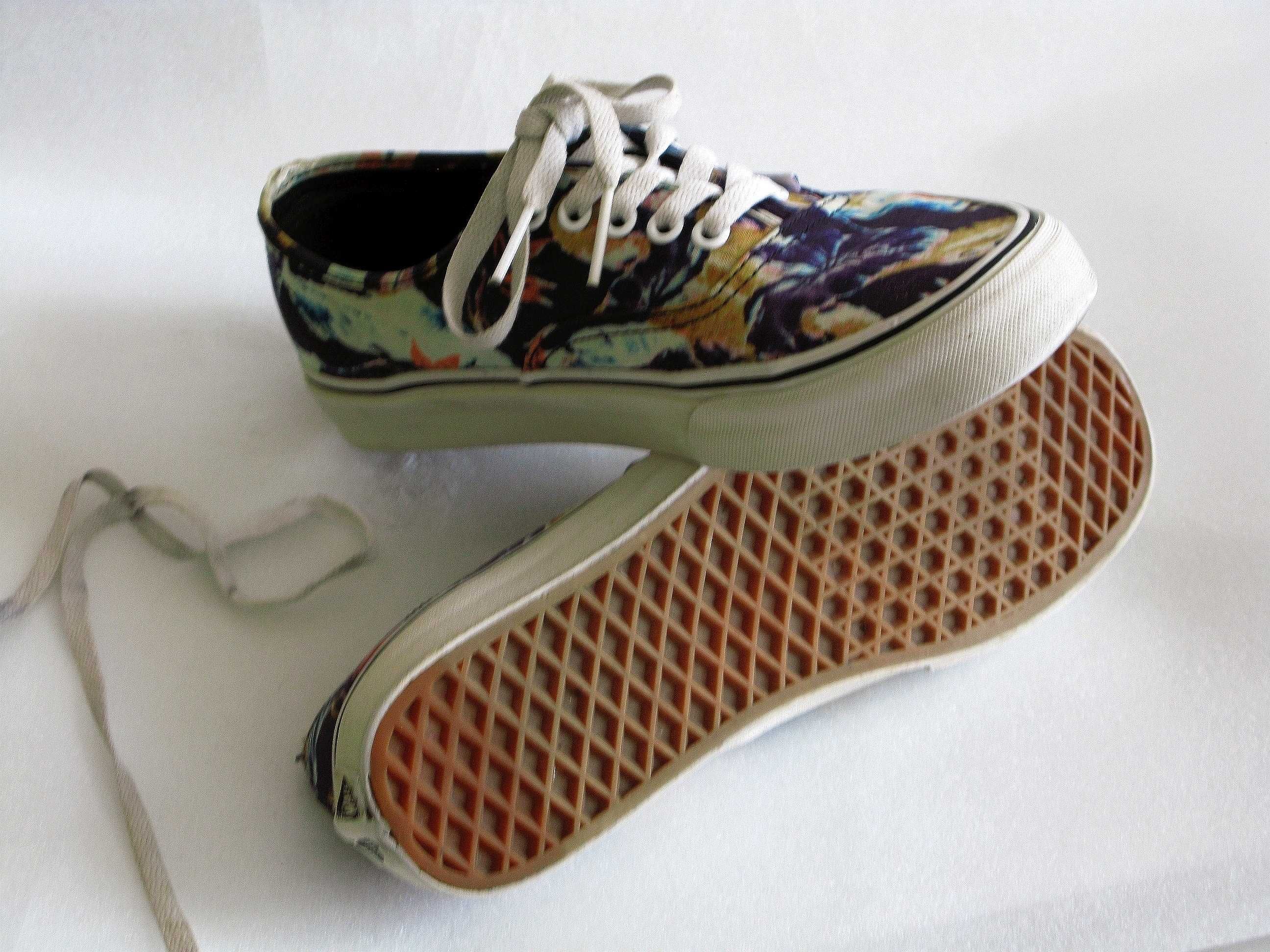 Tenisi Vans, unisex, model deosebit, ca si noi !