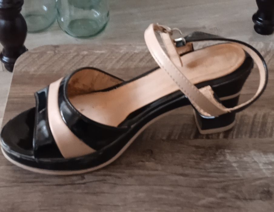 Продам сланцы и босоножки 35,5 размером