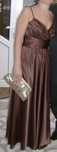 Rochie lunga de seara, din satin maro, cu bretele rasucite.