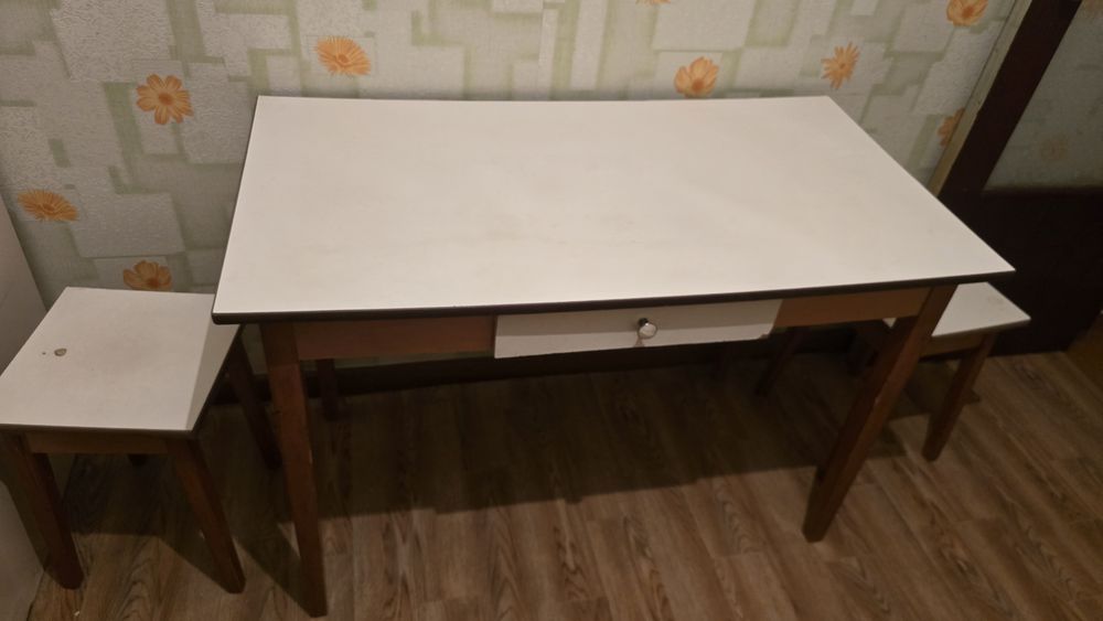 Продам стол и 3 табуретки