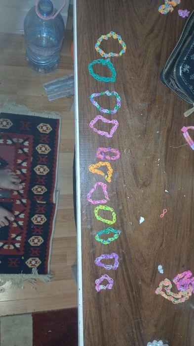 Vand bratari si coliere din elastice colorate