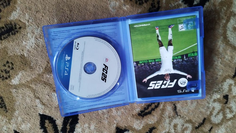 Vând ps4 pro+ 4 manete+ fc25