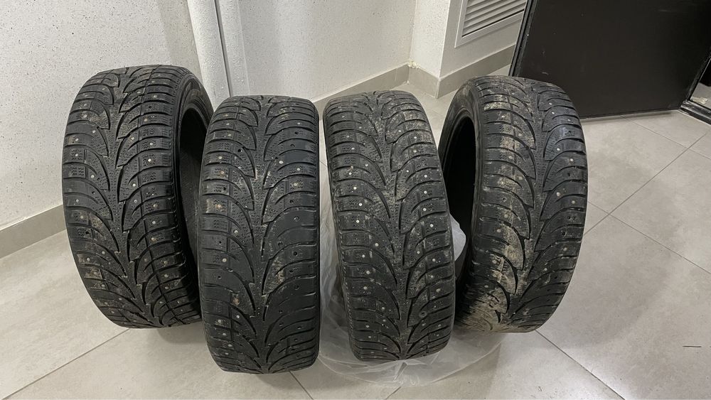 Зимние шины 215/55 R17 шипованные комплект 4 штуки. Срочно