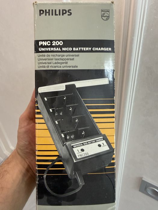 Зарядное устройство универсальный для батарейки