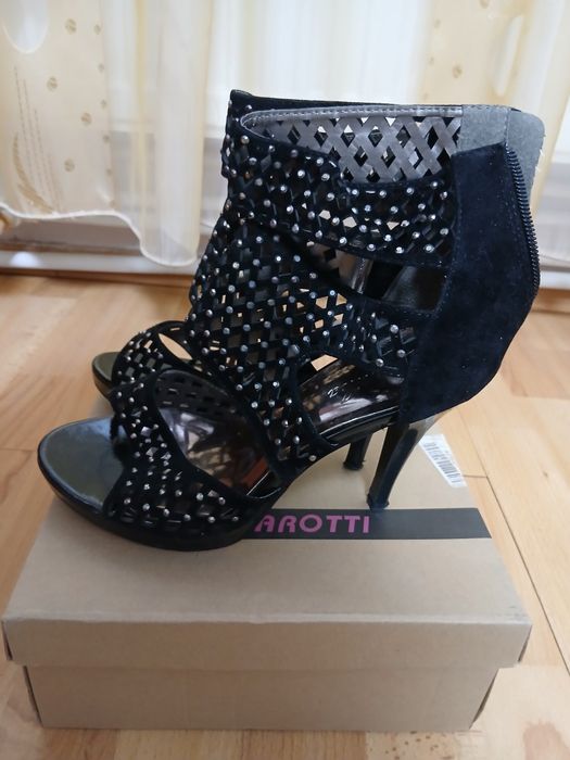 Vând sandale ptr.damă