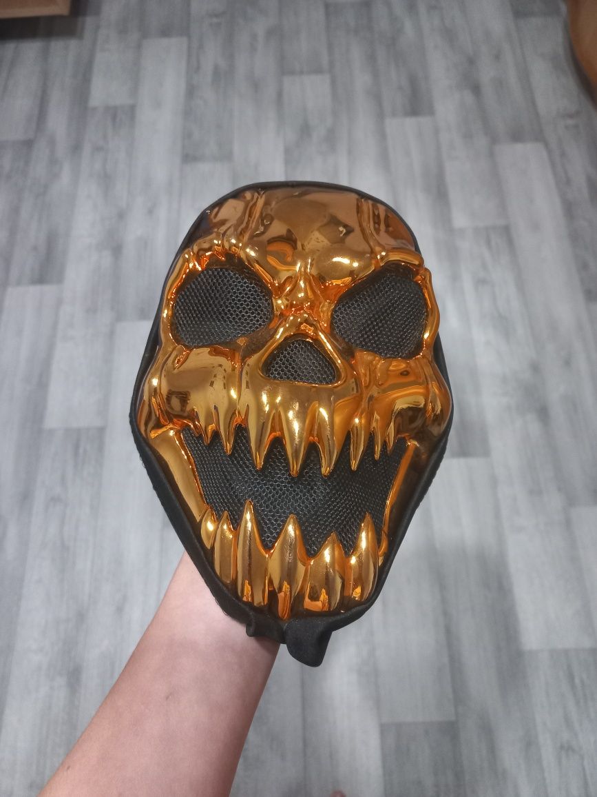 Страшная хеллоуниская маска