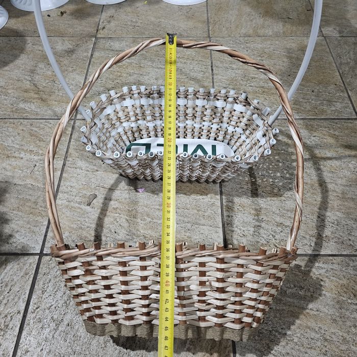 Ръчно изработени кошници за аранжиране .
