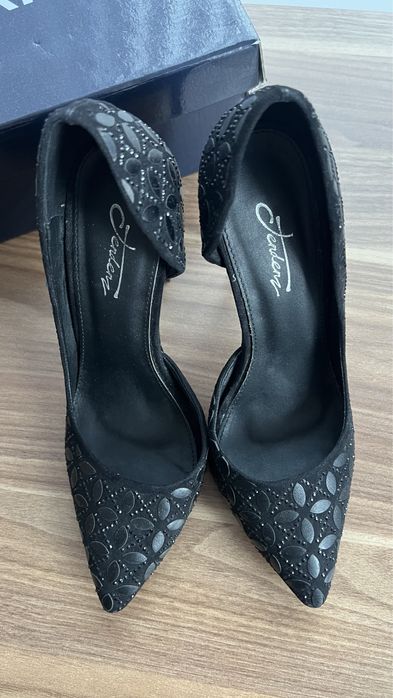 Черни остри обувки на висок ток