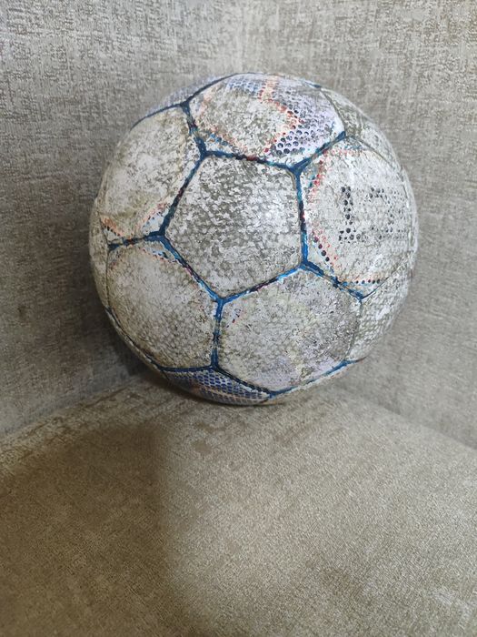 Футбольный кожаный мяч