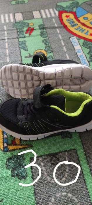 De vânzare încălțăminte sport pentru copii