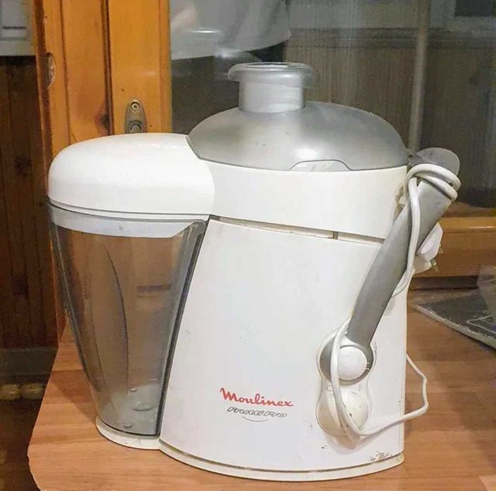 Moulinex  оригинал соковыжималка в отличном состоянии причиндалами и