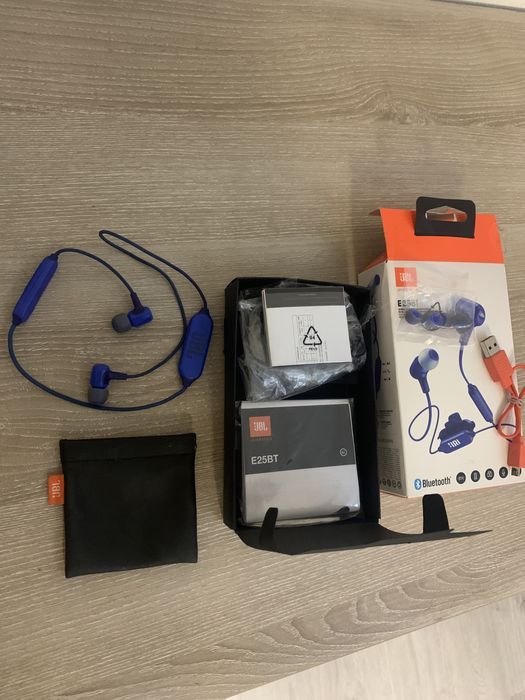 Casti wireless JBL E25BT ca noi / cutie accesorii