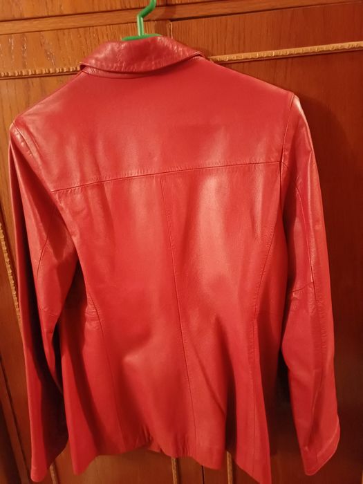 Sacou de piele culoare roșie in stare foarte bună.