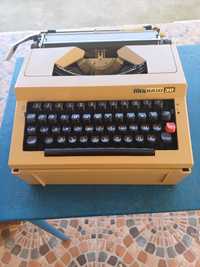 Стара пишешта машина .