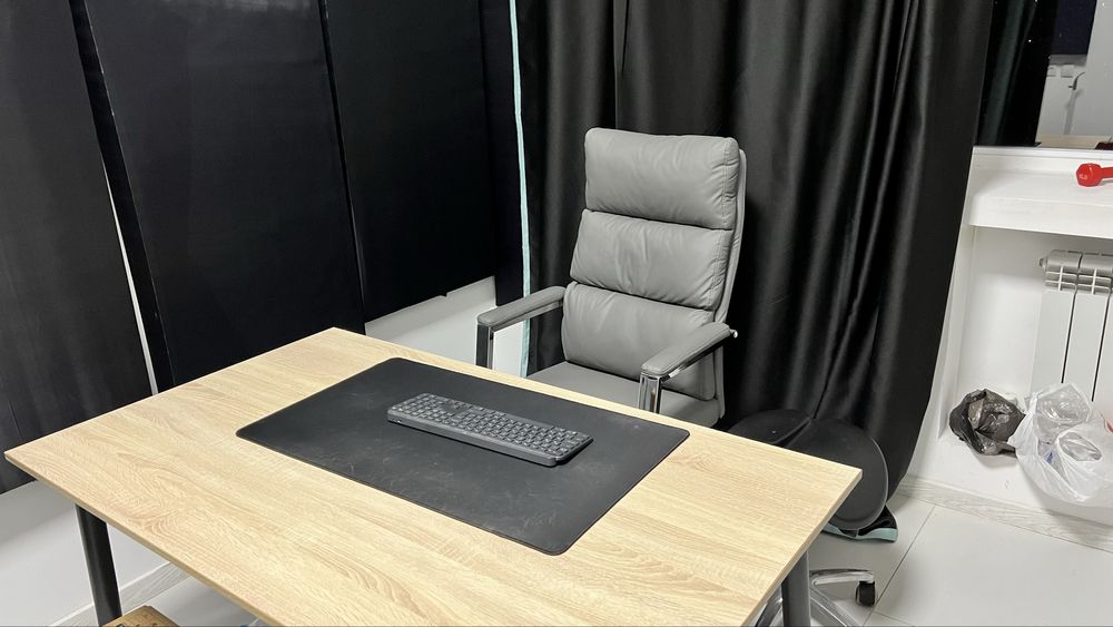 Кресло офисный новый + кресло седло + стол