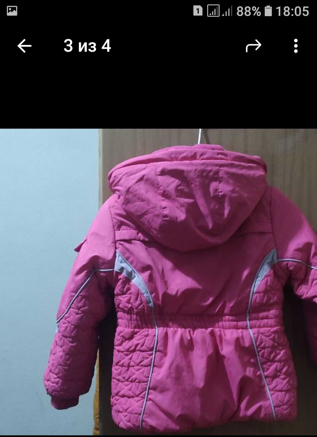 Детские куртки разного цвета и размера