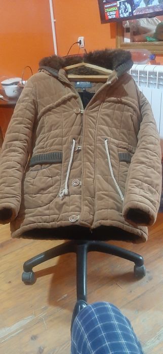 Куртка Тёплая утепленная внутри мехом.капюшон мех.состояние отлично.