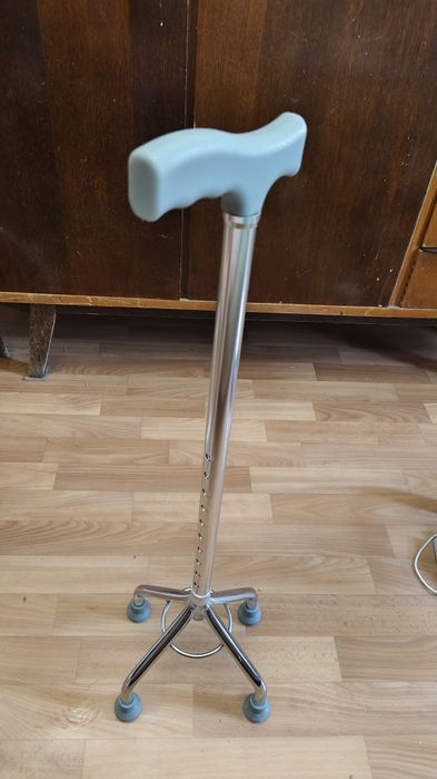 Отдам трость с 4 опорами