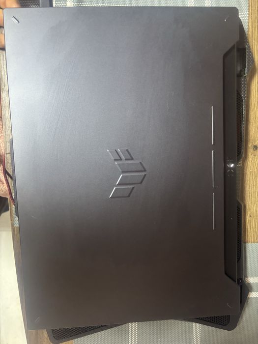 Laptop gaming ca nou! Model rar