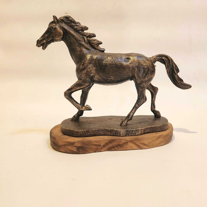 Чугунена статуетка „Галопиращ кон“