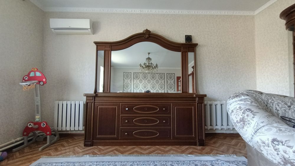 Камод айнасымен бірге