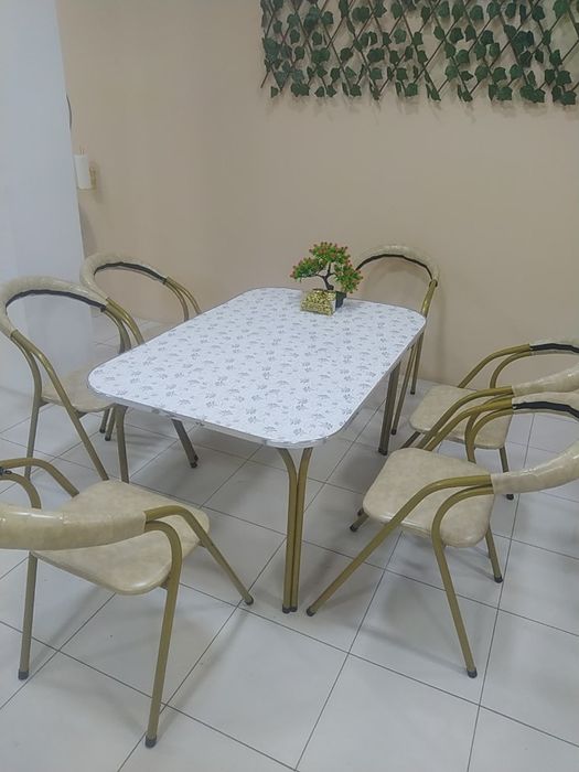 Стол стулья в новом состоянии