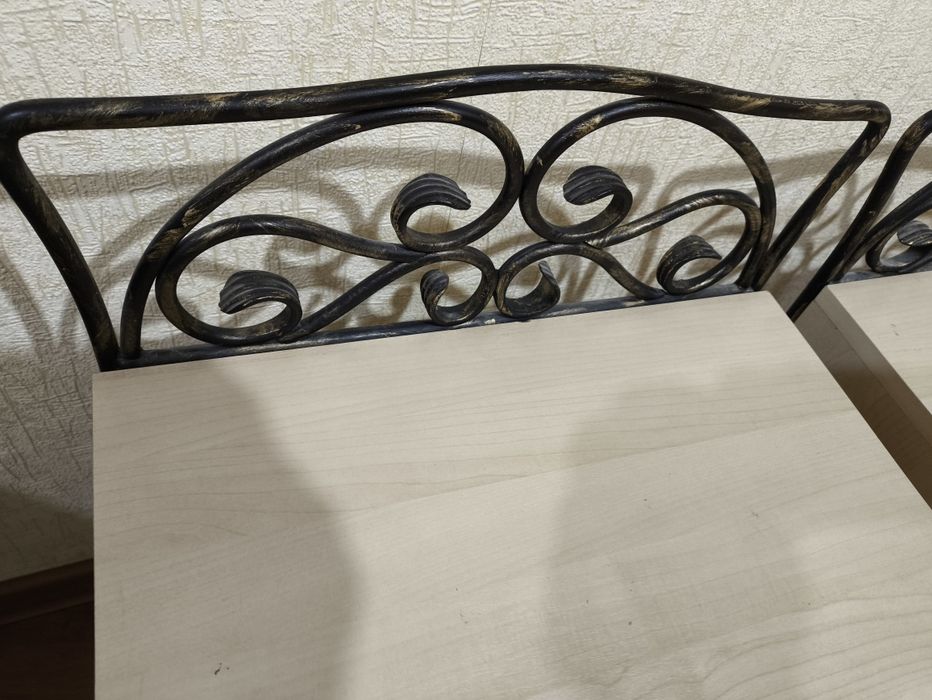 Тумбочка прикроватная, ножки кованные