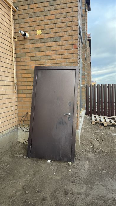Входная металлическая дверь с ключами две штуки, 20000 тенге за каждую