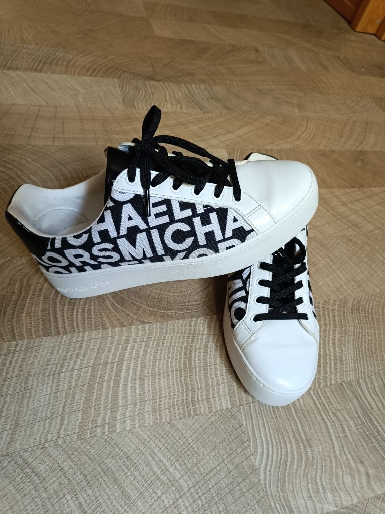 Стилни сникърси на  MICHAEL KORS