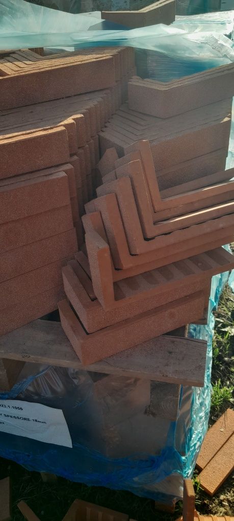 Vand coltare de caramida aparenta