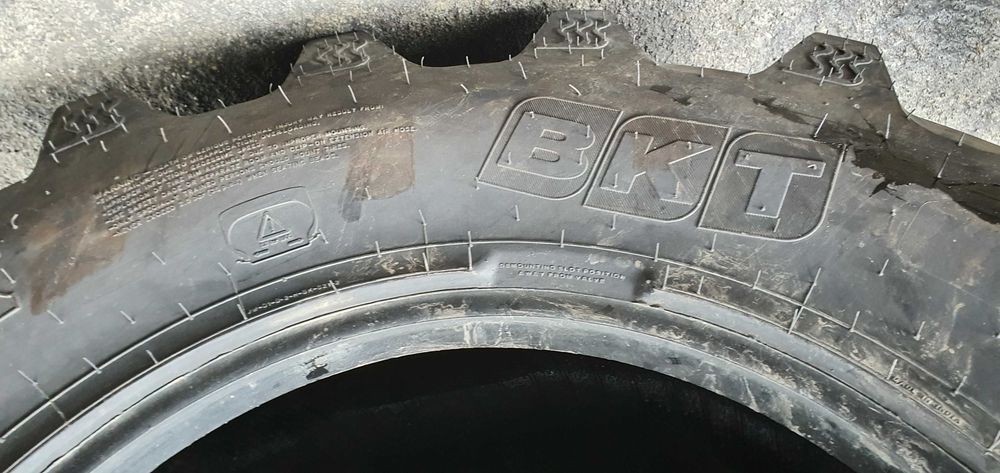 Cauciucuri noi de la BKT 540/65R24 noi pentru Incarcator Frontal 6QZX