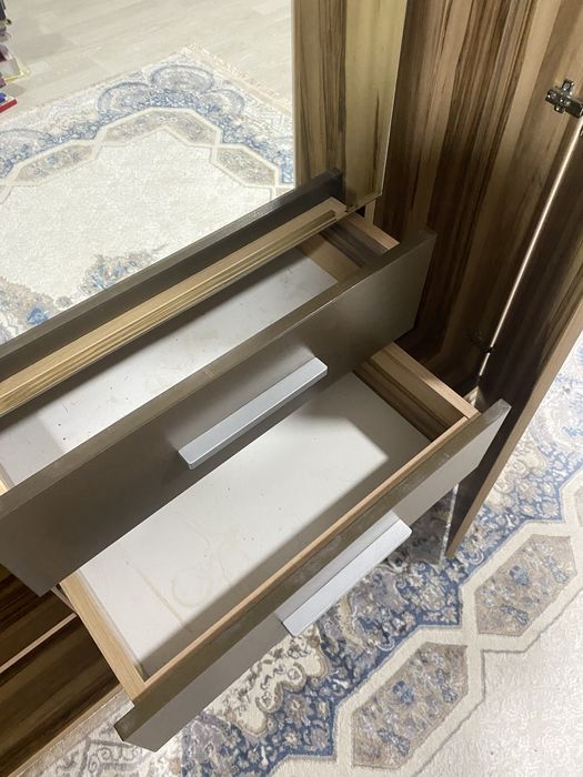 Шкаф из натурального дерева