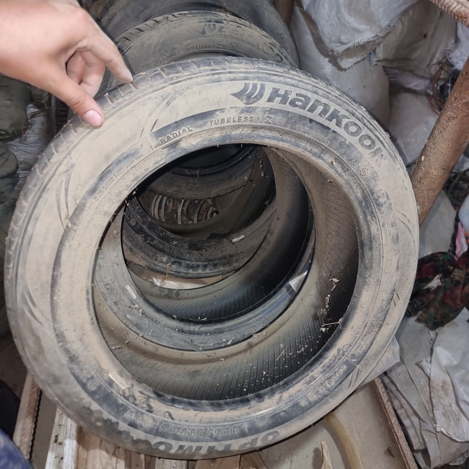 Hankook покришка  4 штук 185/55/R15.  (на жугули   ест все запчасти)